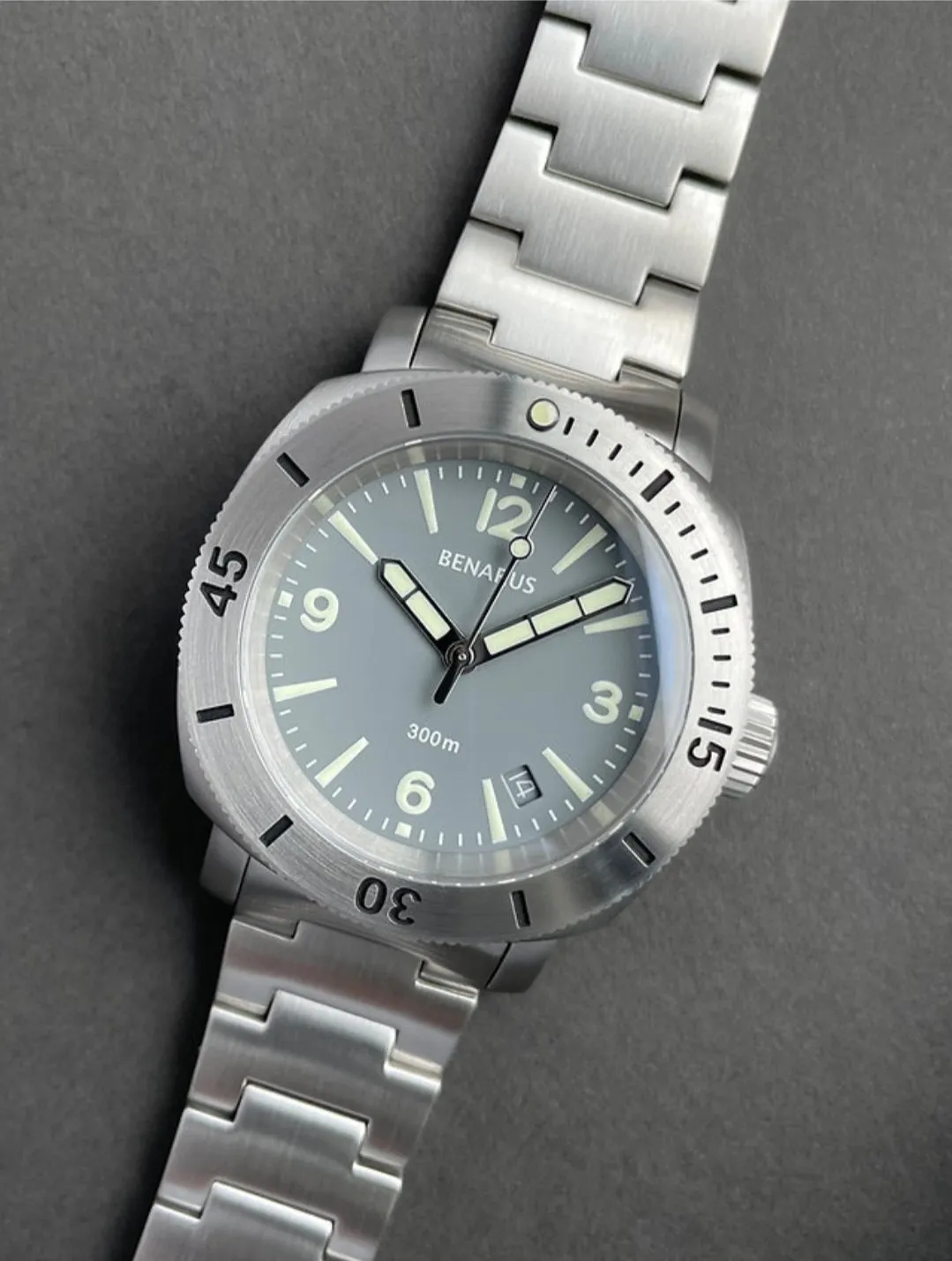 Benarus Moray Watch 40 steel grey dial numbers